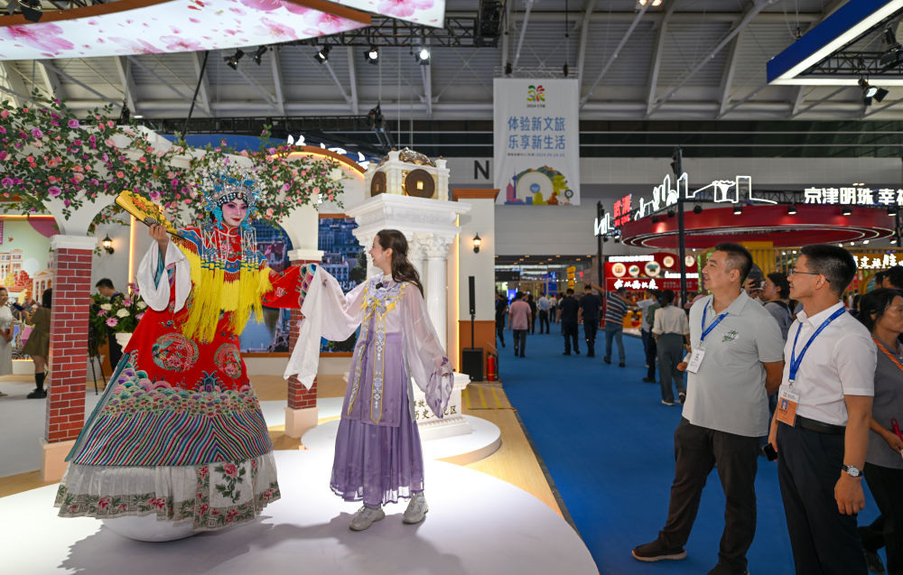 逛文展、看演出——文化引领旅游新气象(图1)