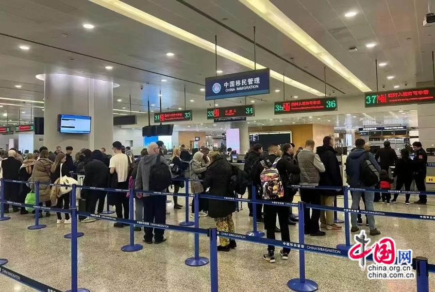易倍：61亿人次出入境！2024年免签政策成绩单(图1)