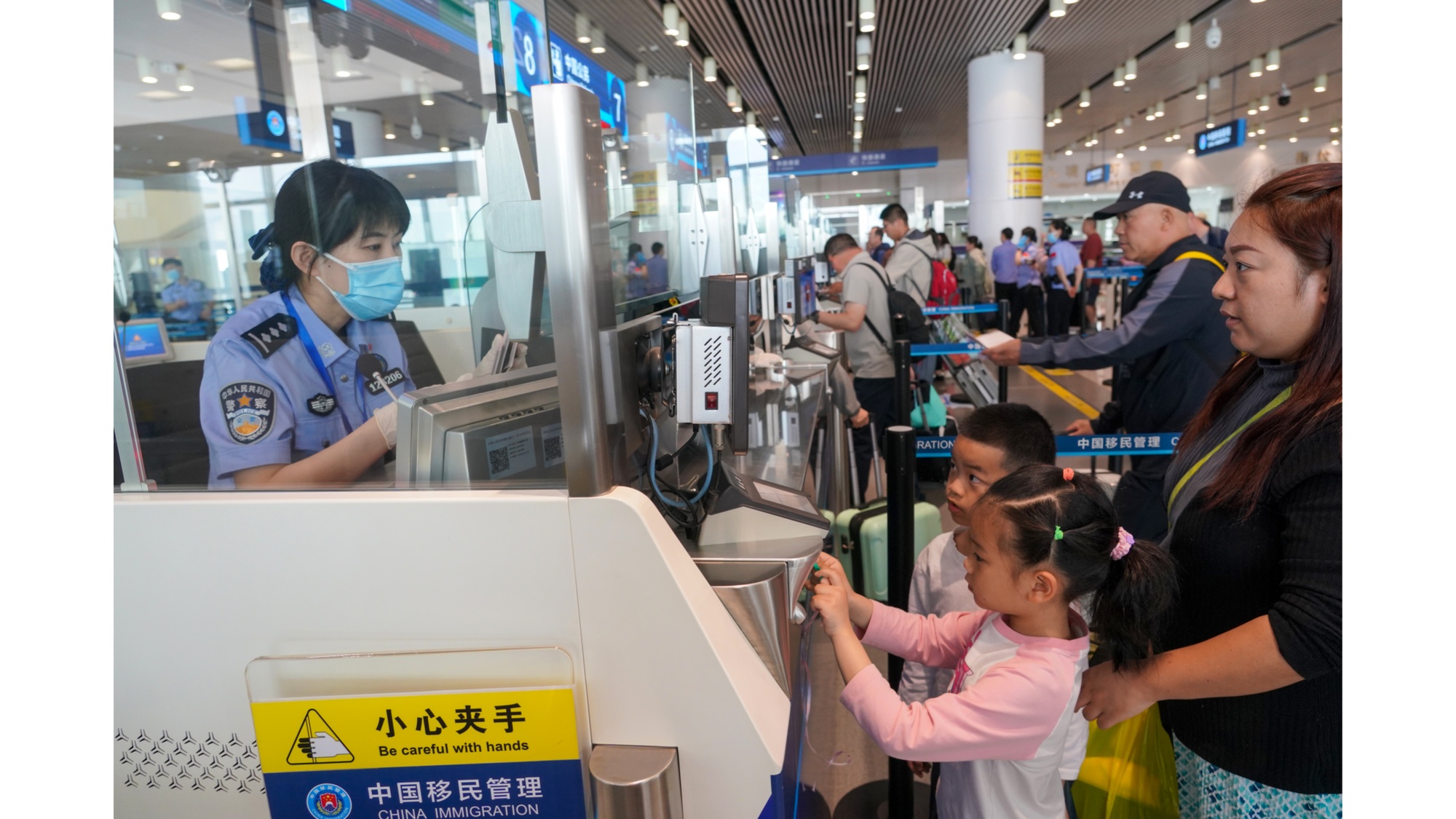 外国旅游团乘坐邮轮入境“到港即下”助推天津邮轮经济发展(图1)