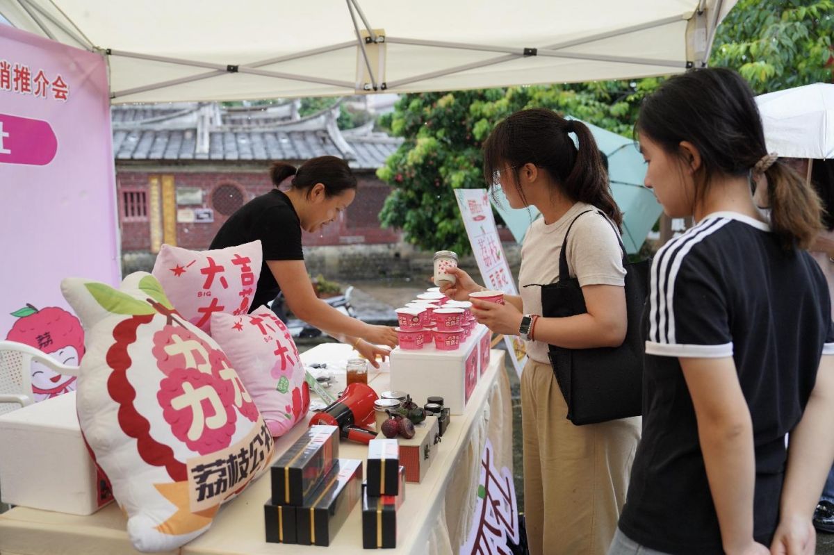 易倍网站：农文旅融合促振兴第十三届岵山荔枝文化旅游暨产销推介会开幕(图2)