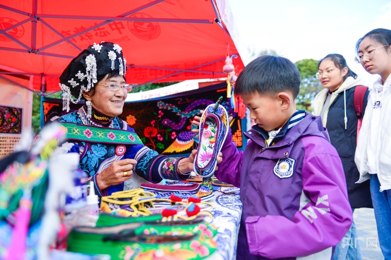 禄劝：凝心铸魂促交融三线并进谱新篇(图2)