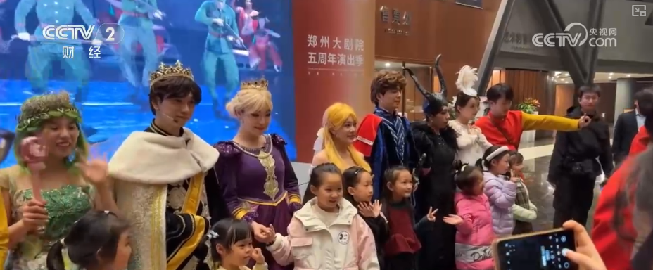 周周有演出、月月有大戏！“真金白银”优惠带旺人气文化消费增长势头强劲(图2)