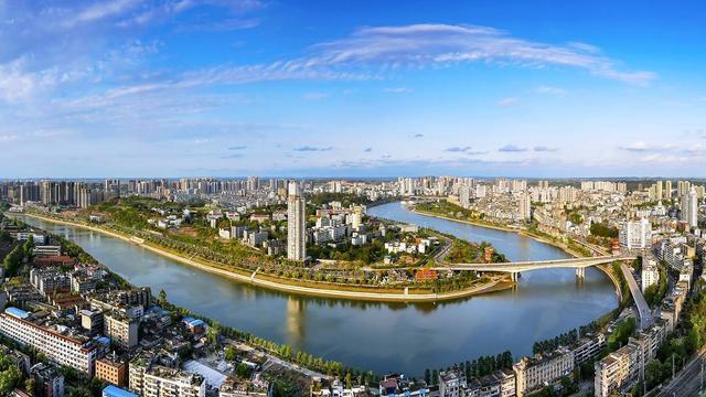 迈进2000亿俱乐部！四川这四座城挺起成渝“黄金腰”｜城市经济学(图1)