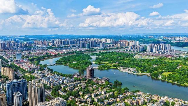 迈进2000亿俱乐部！四川这四座城挺起成渝“黄金腰”｜城市经济学(图3)
